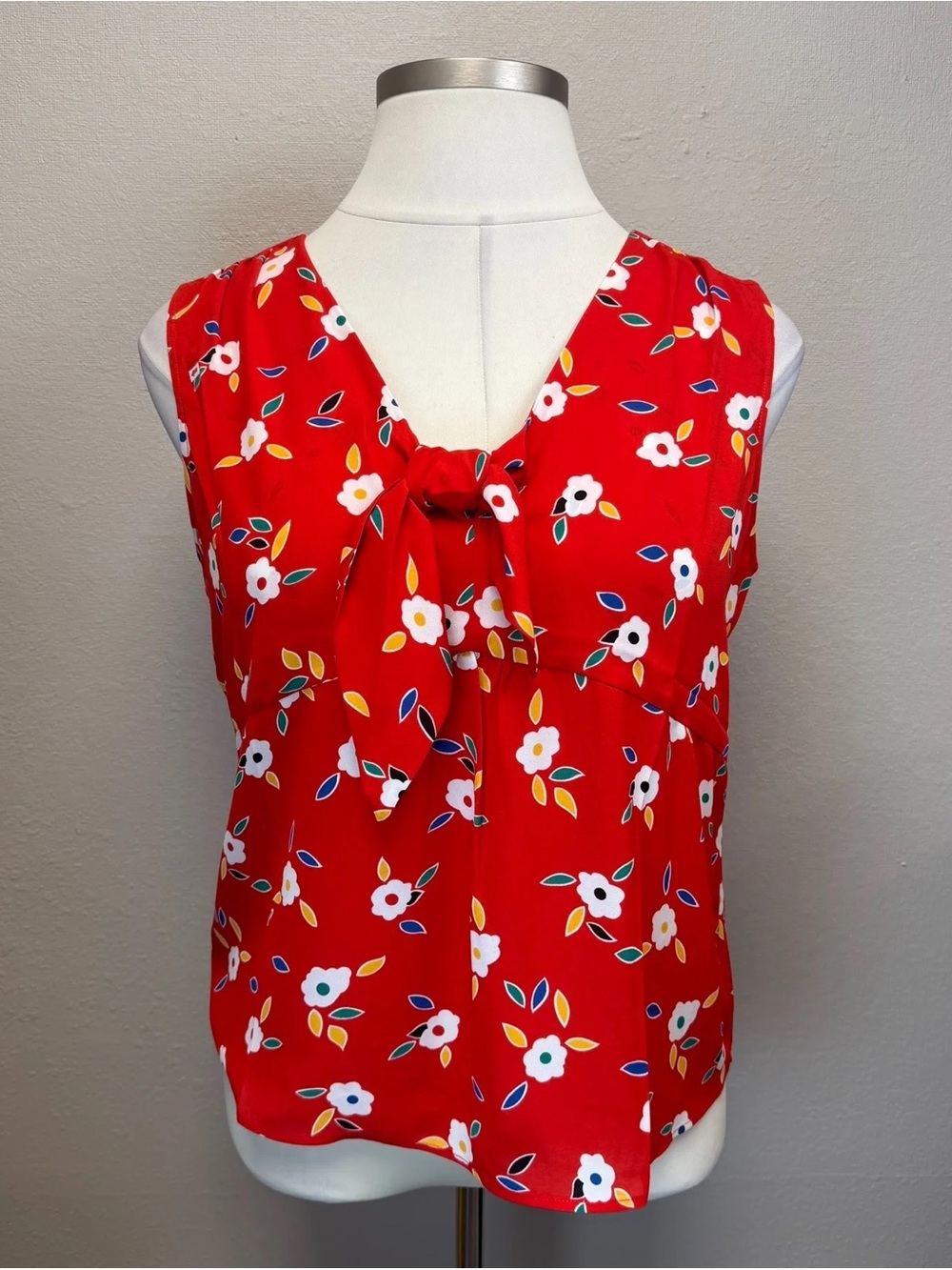 NEW! Cabi Red Floral Tie-Neck Sleeveless Blouse - Size Large - Picture 1 of 3